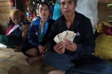 Thấy 10 triệu đồng trong áo quần được tặng, gia đình nghèo ở Quảng Trị nhờ tìm trả