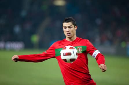 Ngôi sao bóng đá Cristiano Ronaldo nhiễm viêm phổi Vũ Hán