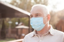 Thị trấn Ý chỉ có 2 người nhưng vẫn đeo khẩu trang và giãn cách