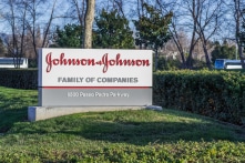 Johnson & Johnson tạm ngừng thử nghiệm vắc-xin COVID-19 do có người mắc bệnh lạ
