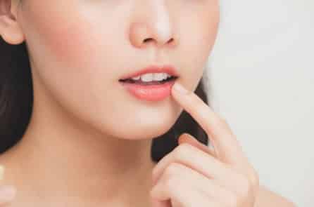 Làm thế nào để tránh cổ họng khô, môi bong tróc vào mùa thu-đông?