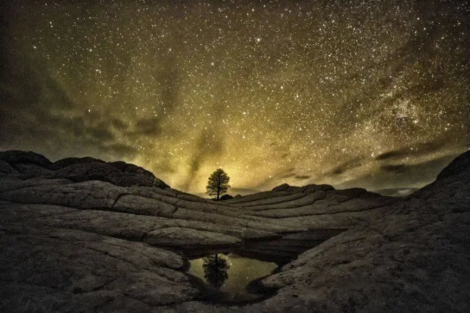 Bầu trời đêm trên vách núi đá Vermilion Cliffs National Monument ở bang Arizona, Mỹ. (Ảnh: Harun Mehmedinovic và Gavin Heffernan/SKYGLOW)