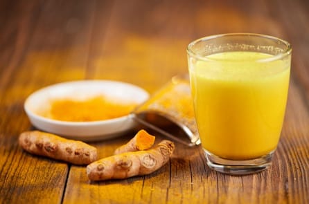 9 lợi ích tuyệt vời nếu bạn uống “sữa nghệ” trước khi đi ngủ