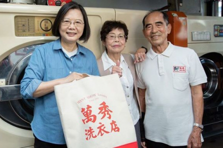 Đôi vợ chồng tiệm giặt là được TT Thái Anh Văn viếng thăm