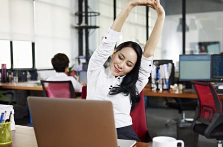 Vì sao bác sĩ thường khuyên bạn tập động tác nâng tay cao qua đầu?