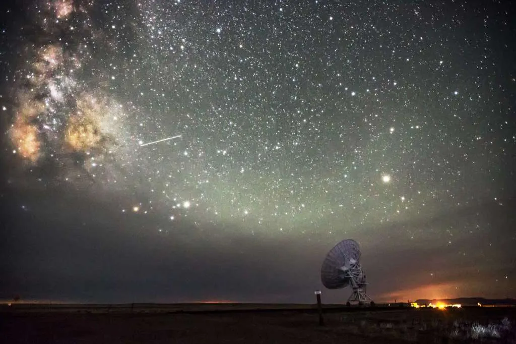 Bầu trời đêm ở bang New Mexico. (Ảnh: Harun Mehmedinovic và Gavin Heffernan/SKYGLOW)