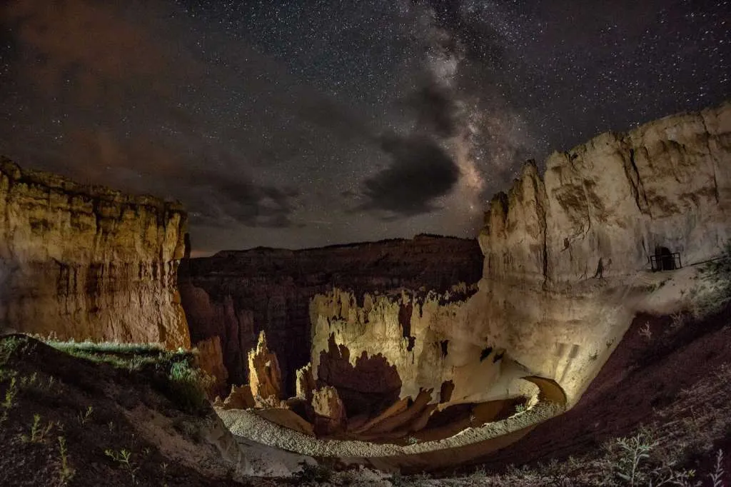 Bầu trời đêm trên Vườn Quốc gia Bryce Canyon ở bang Utah, Mỹ. (Ảnh: Harun Mehmedinovic và Gavin Heffernan/SKYGLOW)