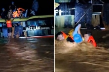 Quảng Bình: Thót tim cảnh giải cứu 20 người trên xe khách bị lũ cuốn trôi