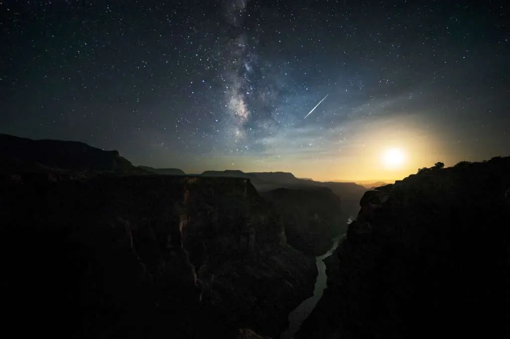 Cơn mưa sao băng trên đại vực Grand Canyon, Mỹ. (Ảnh: Harun Mehmedinovic và Gavin Heffernan/SKYGLOW)