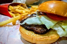 Vì sao miếng thịt kẹp bên trong hamburger của hãng Wendy’s lại có hình vuông?