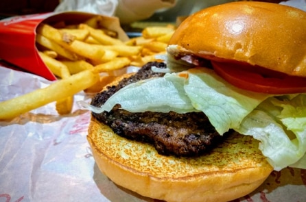 Vì sao miếng thịt kẹp bên trong hamburger của hãng Wendy’s lại có hình vuông?