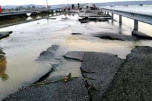Thừa Thiên Huế: Bê tông nhựa tại quốc lộ 49B vỡ nát, đứt gãy chồng chất
