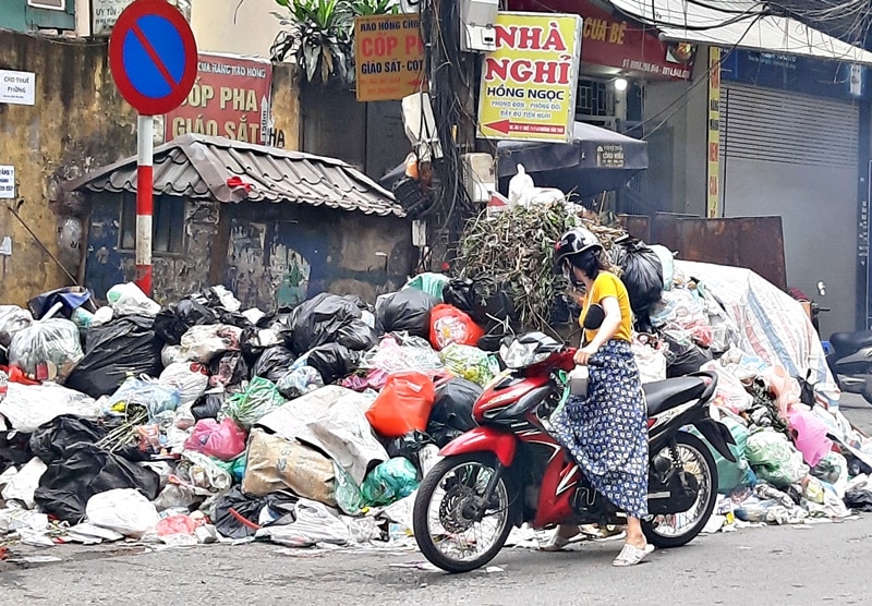 rac thai un u tren duong ha noi 1