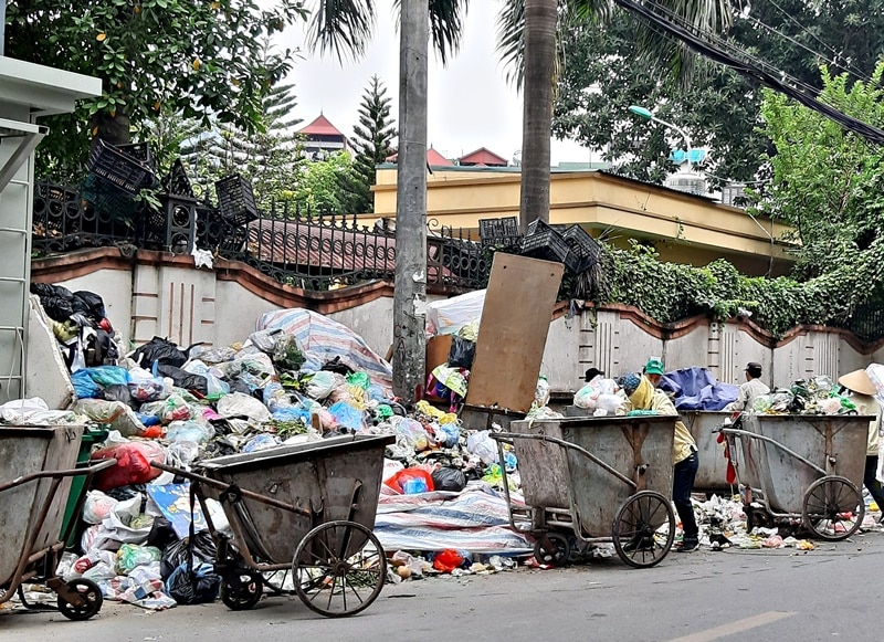 rac thai un u tren duong ha noi 2