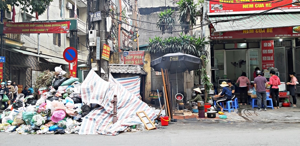 rac thai un u tren duong ha noi 4