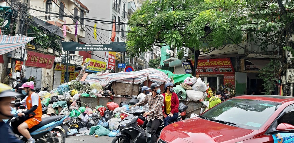 rac thai un u tren duong ha noi 5