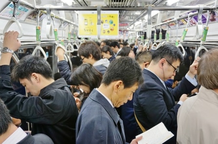 Hàn Quốc thử nghiệm tàu điện ngầm không chỗ ngồi