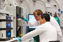 Cựu cố vấn Trump: ‘Các nhà khoa học có đạo đức’ nên phơi bày nguồn gốc COVID