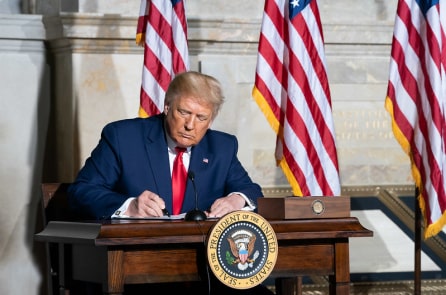 TT Trump công bố các quy định đột phá để giảm giá thuốc kê đơn