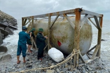 Thêm nhiều bồn kim loại có chữ Trung Quốc dạt vào bờ biển Quảng Ngãi