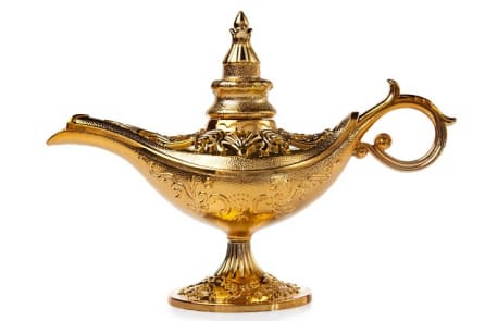 Hai người đàn ông Ấn Độ rao bán “đèn thần Aladdin”