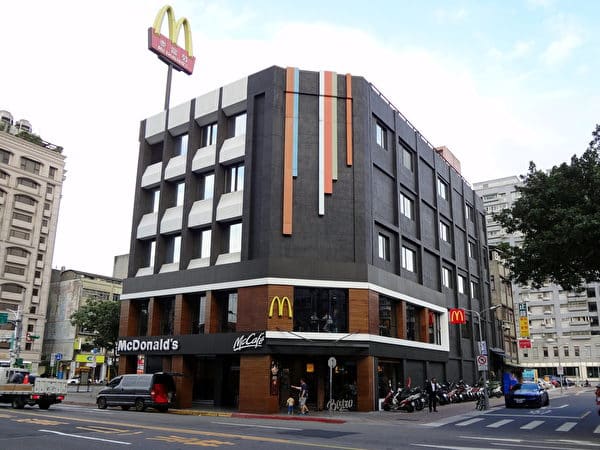 Bữa ăn cảm động của 2 bố con nhà nghèo tại cửa hàng McDonald