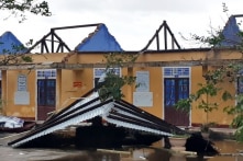 Gió cuốn bật gốc cổ thụ, lốc bay nhiều mái nhà ở Huế trong bão số 13