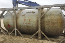 Bồn hóa chất in chữ Trung Quốc dạt vào bờ biển Quảng Nam