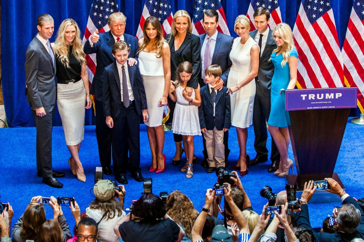 tỷ phú Donald Trump, From left, Eric Trump, Lara Yunaska Trump, Donald Trump, Barron Trump, Melania Trump, Vanessa Haydon Trump, Kai Madison Trump, Donald Trump Jr., Donald John Trump III, Ivanka Trump, Jared Kushner and Tiffany Trump appear on stage after Donald Trump announced his candidacy for presidency at Trump Tower on June 16, 2015 in New York.