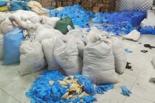 9,5 tấn găng tay y tế ‘nhăn nhúm, bẩn thỉu’ trong kho hàng của một công ty