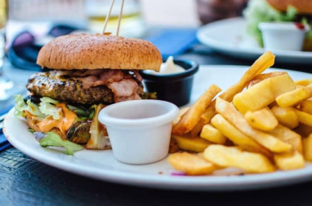 Nghiên cứu: Phát hiện hóa chất nhựa công nghiệp có hại trong đồ ăn nhanh Mỹ