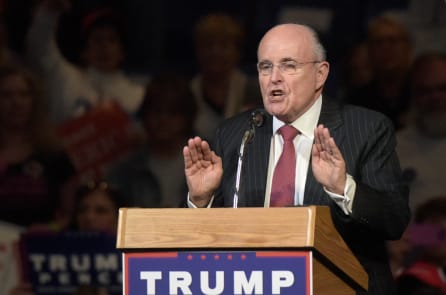 Rudy Giuliani nói về bầu cử: “Cho họ tấc đất, họ sẽ chiếm cả giang sơn”
