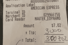 Người đàn ông trả 3.000 USD tiền tip dù chỉ gọi 1 cốc bia