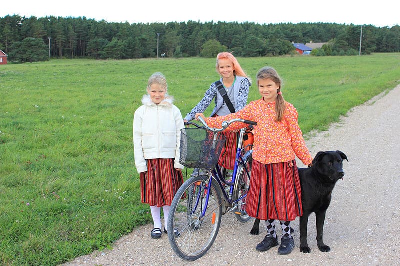 File:Kihnu girls.JPG