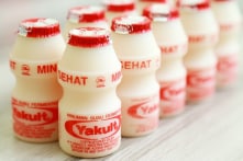 Uống sữa chua Yakult đúng cách: Chọc thủng hay xé rách nắp nhôm?