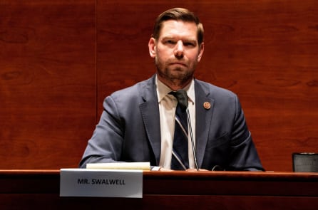 Dân biểu Dân chủ Eric Swalwell muốn California để cử tri bỏ phiếu qua điện thoại