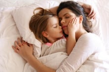 Làm mẹ thời hiện đại: Thiếu đi sự trợ giúp và kinh nghiệm truyền thống