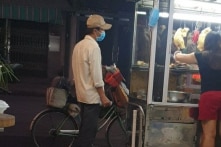 Suất cơm gà cho người hàng rong bên đường Sài Gòn