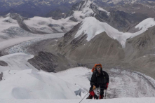 Cụ ông 61 tuổi muốn nhảy dù từ đỉnh Everest quyên tiền chống bại liệt