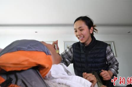 Cô gái bỏ việc 3 năm kiên trì chăm sóc bạn trai sống thực vật