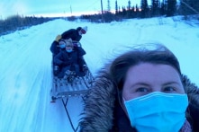 Y tá Mỹ băng gió tuyết -5 độ C để đi tiêm vắc-xin cho người dân Alaska