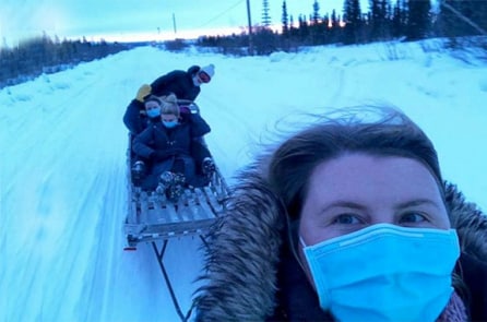Y tá Mỹ băng gió tuyết -5 độ C để đi tiêm vắc-xin cho người dân Alaska