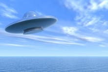 UFO màu xanh xuất hiện trên bầu trời đêm Hawaii rồi lao xuống biển