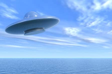 UFO màu xanh xuất hiện trên bầu trời đêm Hawaii rồi lao xuống biển