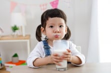 9 dấu hiệu cho thấy bạn cần tạm ngừng uống sữa