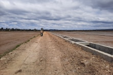 Kênh thủy lợi trăm tỷ thiết kế cuối kênh cao hơn đầu kênh 50cm, dân điêu đứng