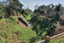 Kênh 15 tỷ đồng thấp hơn ruộng cả mét, bị bỏ hoang là do… bão?