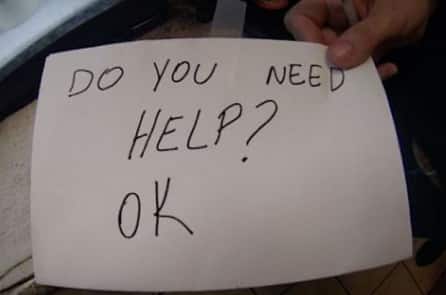 Nữ phục vụ tinh ý cứu một bé trai khỏi nạn bạo hành gia đình