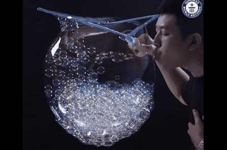 Kỷ lục Guinness: Thổi 783 bong bóng nhỏ bên trong 1 bóng xà phòng lớn