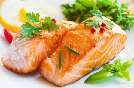 Làm thế nào để nướng cá hồi và tôm mà không bị dính vào vỉ?